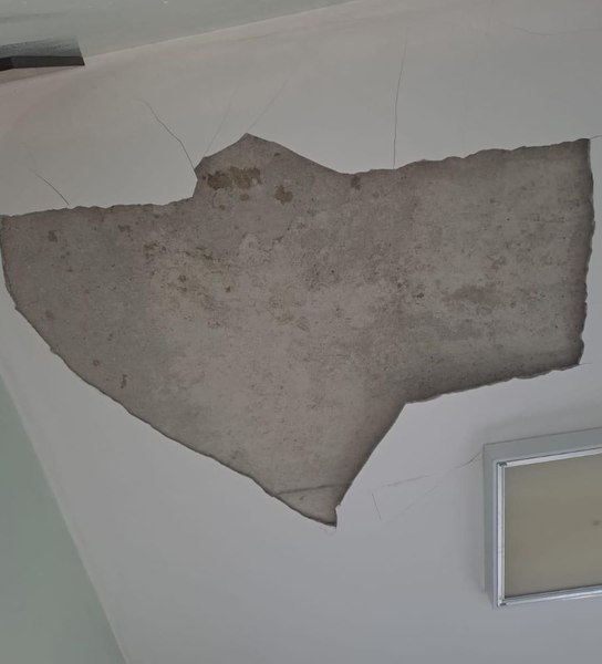 Incident la Spitalul Județean Focșani: O bucată de tavan s-a desprins într-un salon în care se aflau o mamă și copilul său