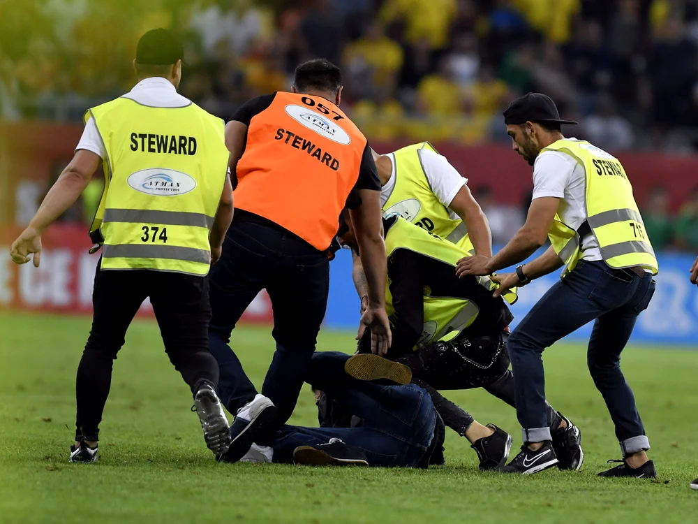
    Intrarea pe teren a fanilor la meciul cu Spania a fost unul dintre factorii suspendării FOTO: Sportpictures.eu  