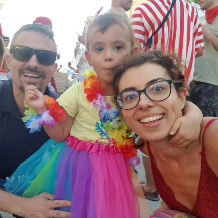 Cei trei au locuit o perioadă în Otos, un orășel de munte cu multe petreceri în stradă.