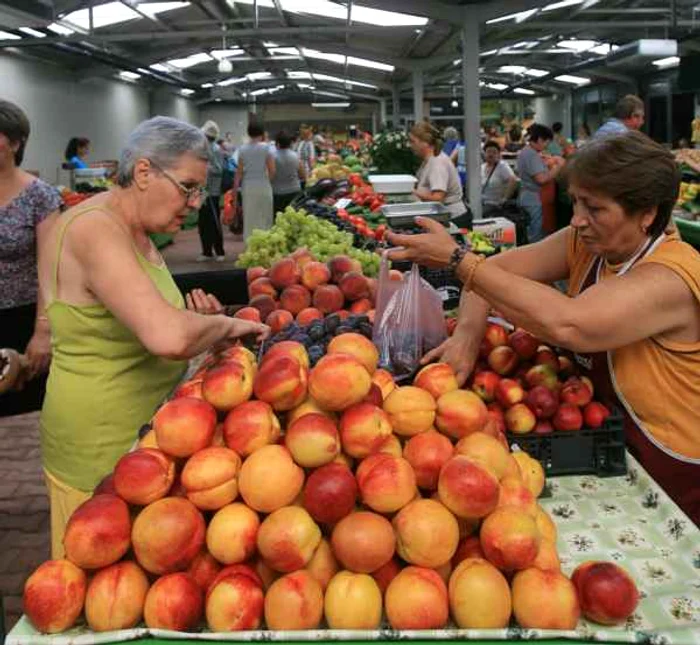 Piersici in piata. (Foto: Lucian Muntean)
