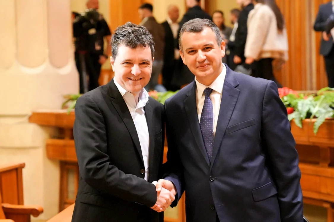 Președintele Nicușor Dan îi strânge mâna europarlamentarului Eugen Tomac