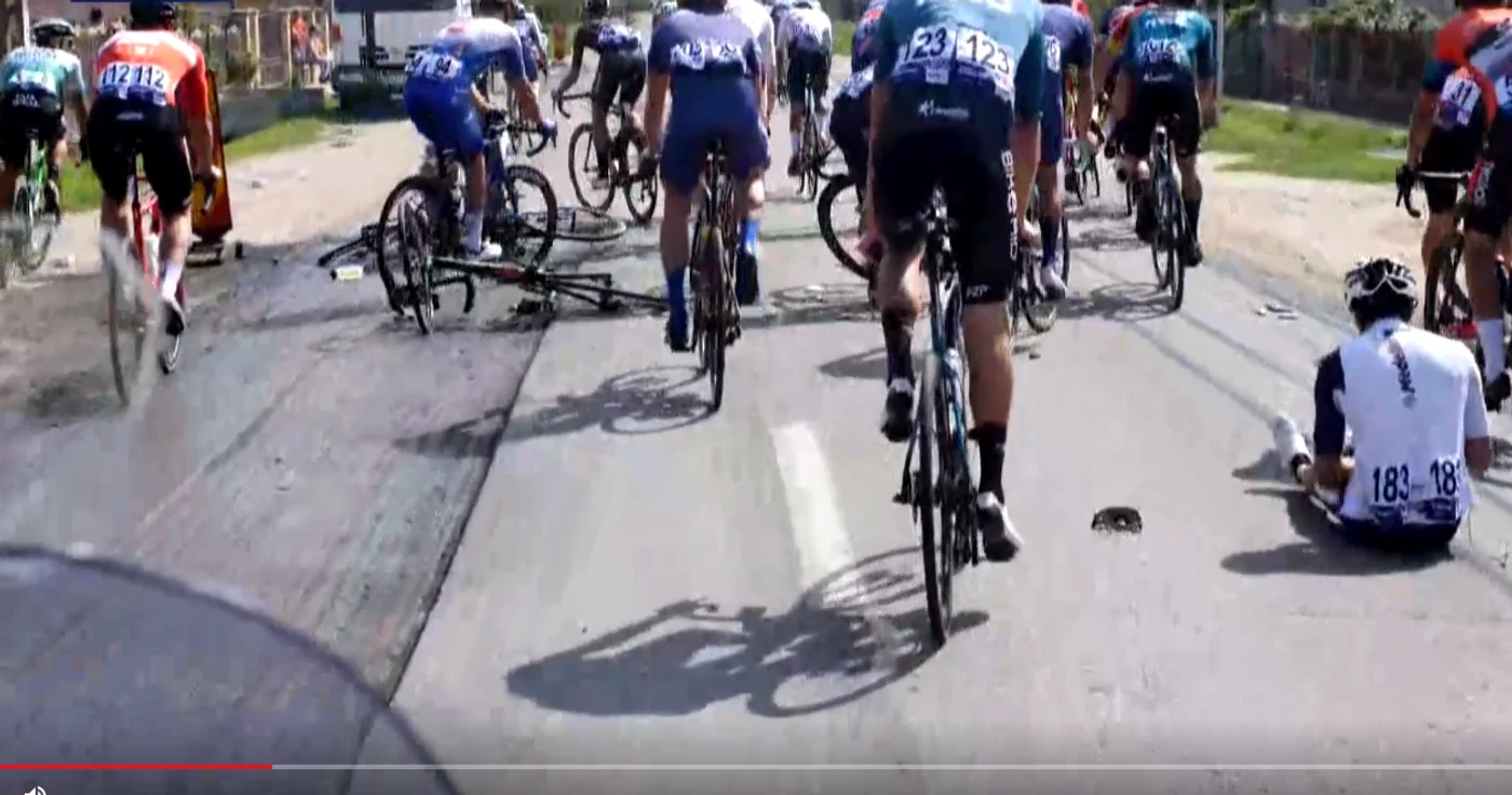 Mai mulți bicicliști s-au împiedicat în gropile din asfalt Foto: Captură video
