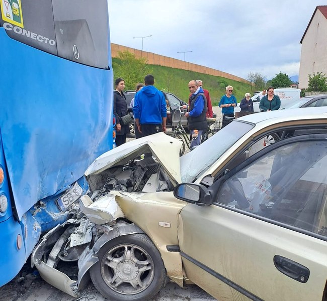 Două șoferi au murit, în Sibiu, în jumătate de oră. O mașină a intrat într-un autobuz, alta s-a răsturnat