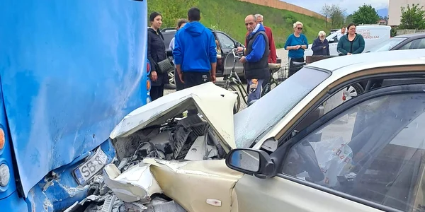 Tragedie pe Valea Gușteriței în Sibiu unde un tânăr de 24 de ani s a izbit cu mașina de un autobuz oprit în stație Foto Turnu Sfatului jpeg