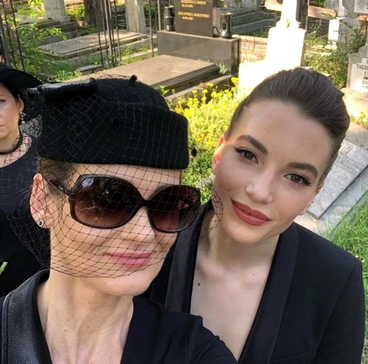 Elvira Deatcu și Anda Sârbei, în haine cernite, în cimitirfoto: Instagram