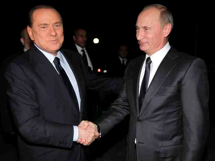 
    Prietenia dintre Vladimir Putin și Silvio Berlusconi nu este o noutate, iar președintele rus este dispus să îi dea politicianului italian o funcție înaltăFoto: AP  