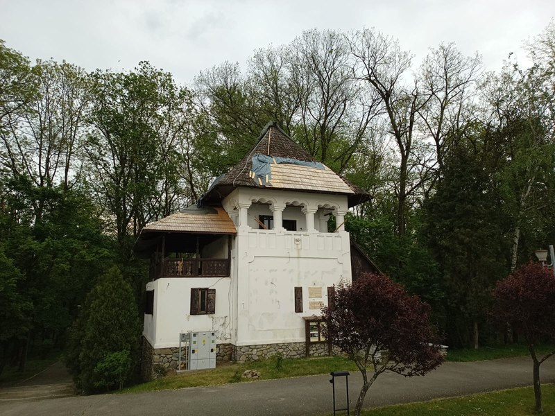 Restaurarea unei cule monument-istoric din Târgu Jiu s-a blocat la acoperiș. „Puțini meseriași știu să lucreze șiță“