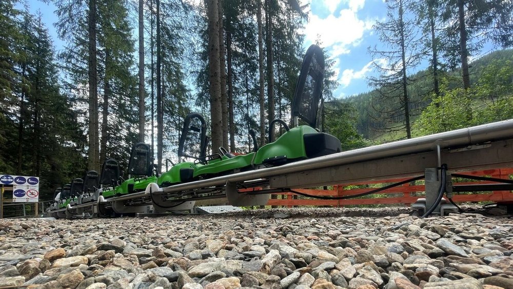 Bob pe şină în pădure, la Lacul Roşu. Investiţie unicat într-un loc de interes turistic din România