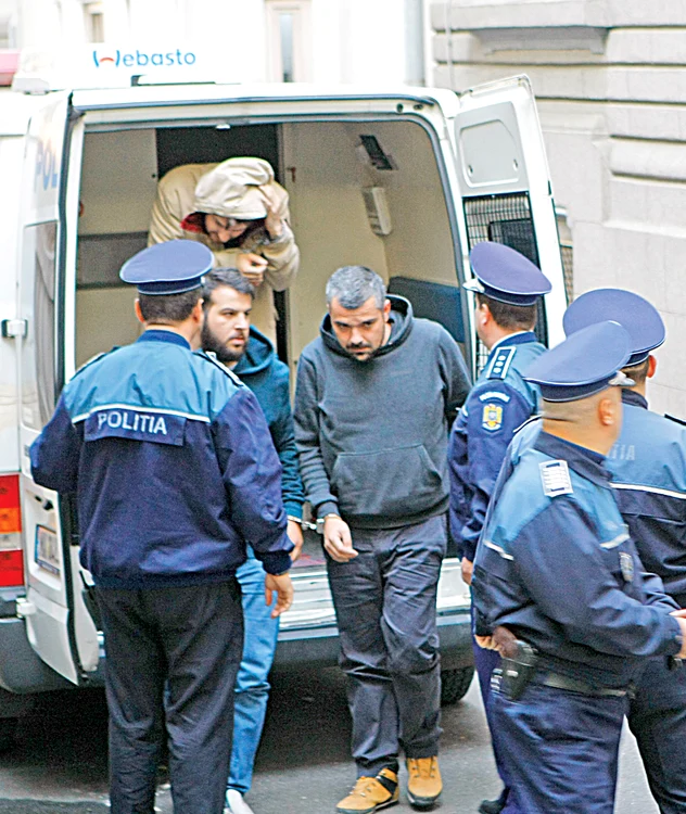 Costin Mincu (în dreapta), Cătălin Gancea şi Alin Anastasescu (în dubă) au fost aduşi ieri în faţa judecătorilor