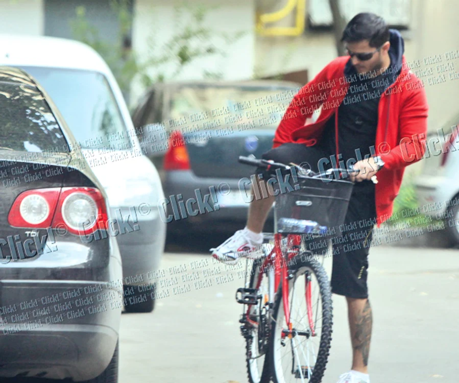 Liviu încalecă pe  bicicletă foarte relaxat,  semn că nu e la prima  plimbare pe două roţi