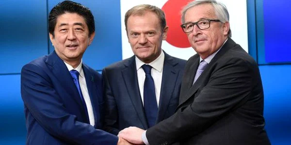 Strangere de mana intre Donald Tusk