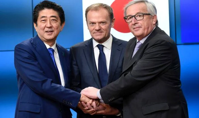 Strângere de mâini între Shinzo Abe (stânga), Donald Tusk (centru) şi Jean-Claude Juncker FOTO Getty Images