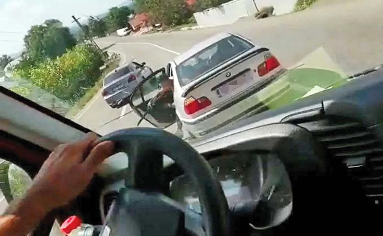 
    Două mașini au șicanat în trafic o dubițăFoto: ziaruldevrancea.ro  