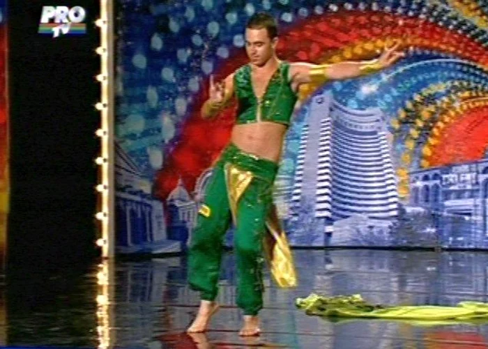 Primul român dansator din buric (Foto: captură video Pro TV)