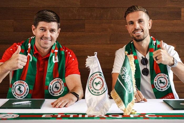 Jordan Henderson (dreapta), în momentul semnării contractului cu Al-Ittifaq