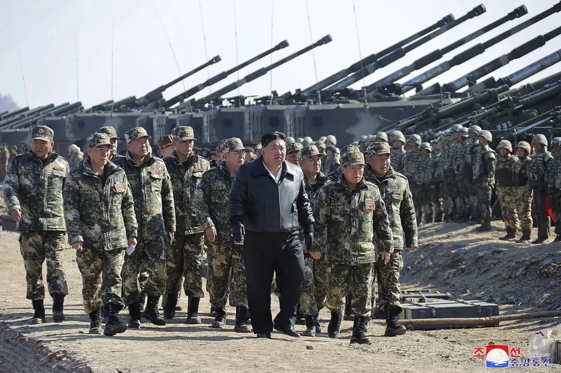 Dictatorul nord-coreean Kim Jong-un, încnjurat de militari/ FOTO:X