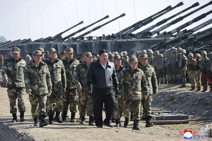 Dictatorul nord-coreean Kim Jong-un, încnjurat de militari/ FOTO:X