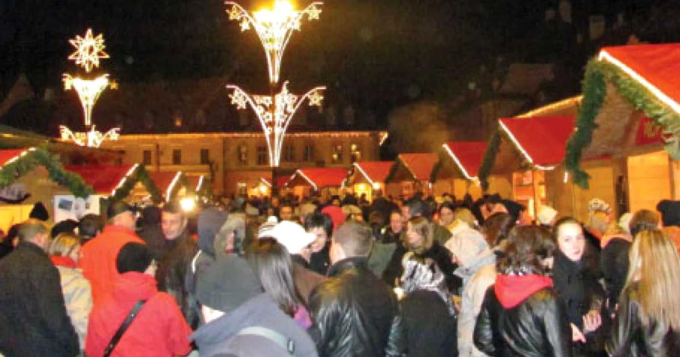 În ciuda frigului, sute de vizitatori s-au îngrămădit la Târgul de Crăciun în weekend  