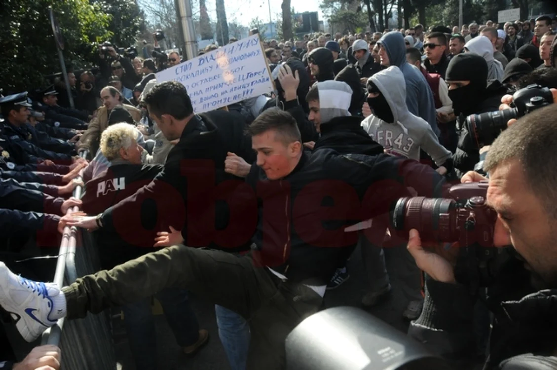 Muntenegrenii au ]ncercat să rupă cordonul poliţiei şi să pătrundă în sediul Guvernului