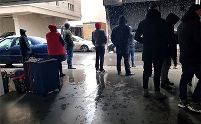 Locatarii şi-au strâns bruma de lucruri salvate în valize şi privesc neputincioşi imobilul distrus