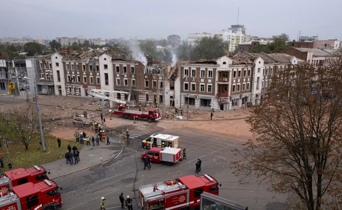 Rușii au lansat rachete asupra unor clădiri rezidențiale din centrul orașului Harkov FOTO EPA-EFE