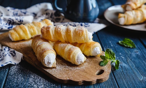 Rulouri cu crema de vanilie  Sursa foto shutterstock 713291275 jpg