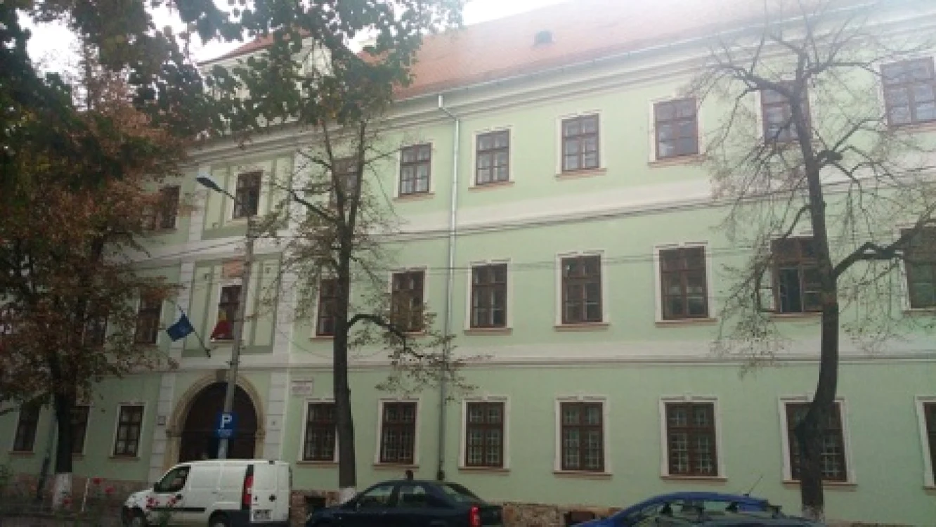 Viktor Orban vine să celebreze la Cluj confiscarea centrului oraşului de interesele Budapestei. În imagine, clădirea transformată în şcoală maghiară pe care o va inaugura premierul Ungariei