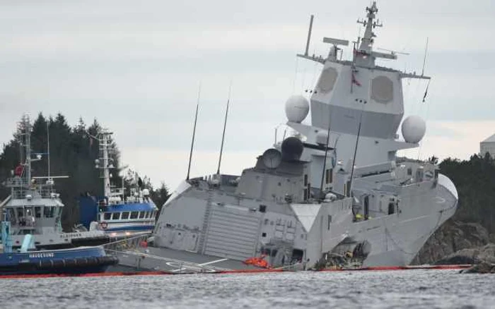 Fregata norvegiană KNM Helge Ingstad riscă să se scufunde după o coliziune cu petrolierul maltez Sola TS FOTO EPA-EFE