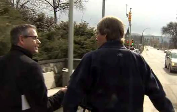 
    Reporterul Kent Molgat a făcut cunoştinţă cu stâlpul fix când dialogul se anunţa interesant.  