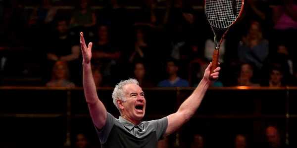 Americanul John McEnroe sse bucură de Victoria contra francezului Henri Leconte din timpul Expoziţiei Legendelor în cadrul turneului Statoil Masters Tennis desfăşurat la Royal Albert Hall în Londra Anglia FOTO Guliver/GettyImages