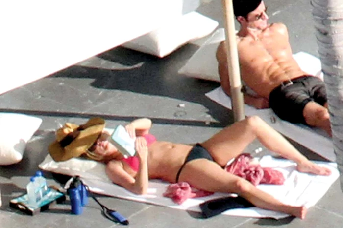 Jennifer Aniston şi Justin Theroux  s-au cunoscut acum un an, pe  platourile de filmare ale peliculei   “Wanderlust” (“Cu lumea-n cap”,  n.r.). În august, cei doi s-au logodit
