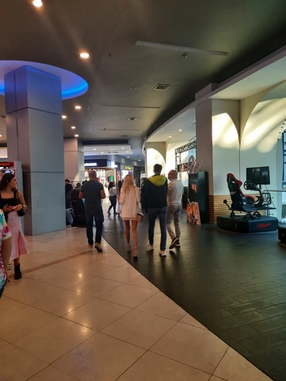 De ziua lui s-a dus însă la film cu iubitul