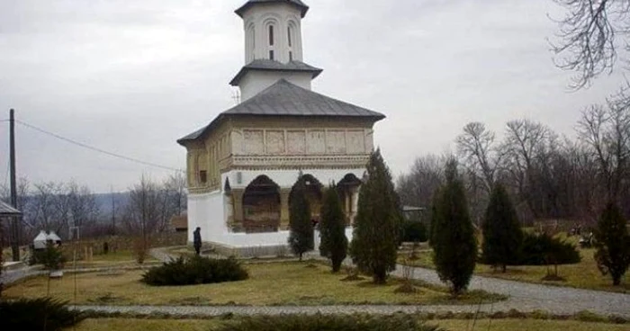 Mănăstirea Cămărăşeasca se află în localitatea Târgu Cărbuneşti