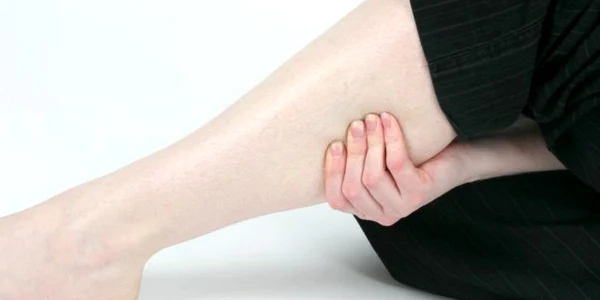 Masajele cu infuzii sau cu unguente din plante atenuează durerile provocate de febra musculară