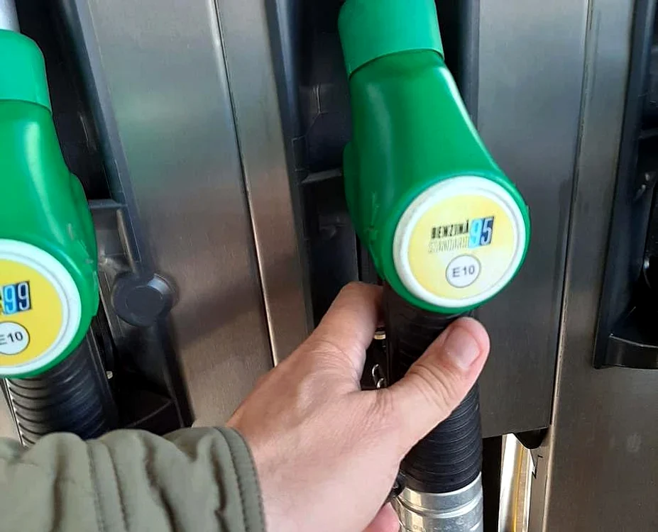 Prețul benzinei și motorinei în România pe 1 aprilie 2026.