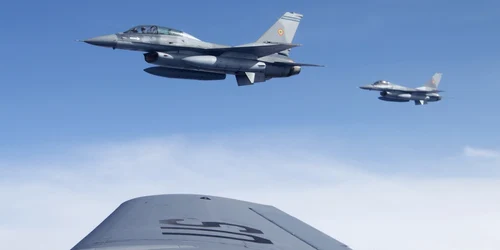 Avioana F16 alimentate in zbor FOTO Fortele Aeriene Romane/Facebook 