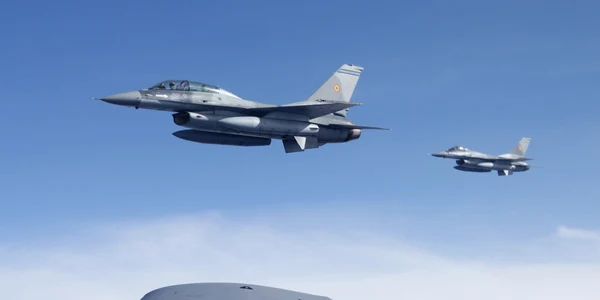 Avioana F16 alimentate in zbor FOTO Fortele Aeriene Romane/Facebook 