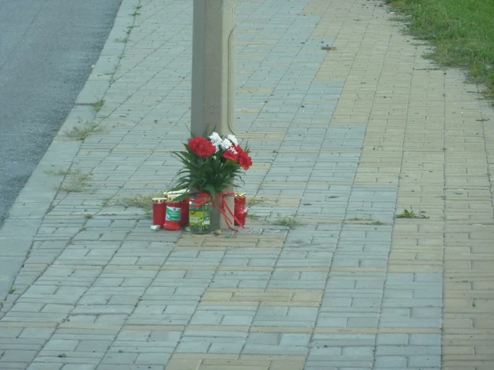 De stâlpul de care s-a izbit tânarul şi a murit, prietenii şi rudele au legat un buchet de flori şi au pus lumânări FOTO Cosmin Zamfirache