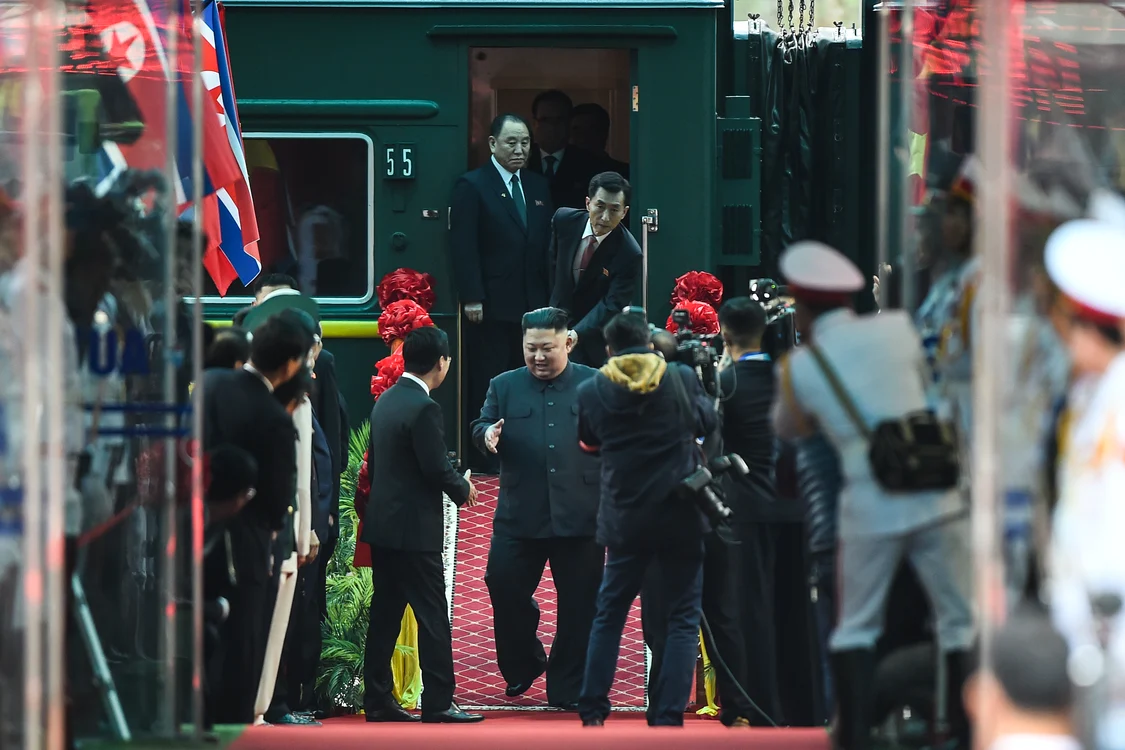 
    Ajutorul personal aleargă disperat să ajugă lângă Kim Jong un ca şi când de asta depindea viaţa luiFoto: afp  