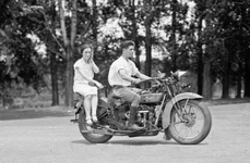 Motocicletă în perioada interbelică (© Library of Congress)