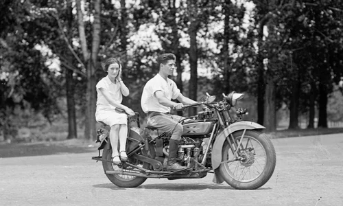 Motocicletă în perioada interbelică (© Library of Congress)