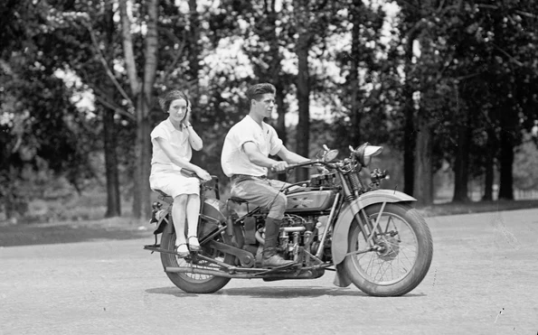 Motocicletă în perioada interbelică (© Library of Congress)