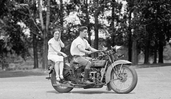 Motocicletă în perioada interbelică (© Library of Congress)