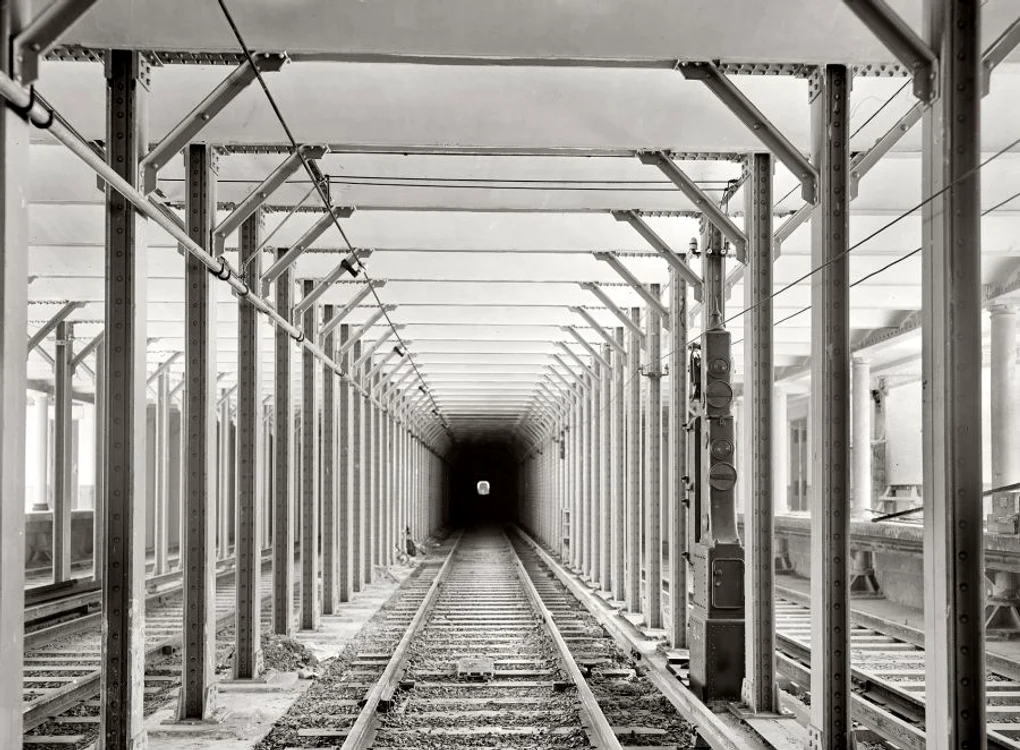 (în) Folclorul românesc: se caută tuneluri jpeg