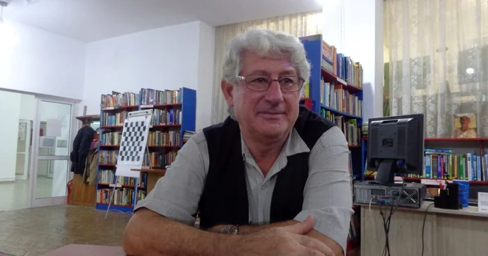 Dumitru Barbărasă ţine legătura cu părinţii copiilor interesaţi de şah, iar întâlnirile au loc la Biblioteca Judeţeană „Ion Minulescu“ din Slatina FOTO: Alina Mitran