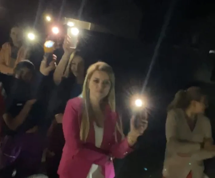 Localnicii din cartierul Preajba Nouă au protestat la lumina telefoanelor Foto: captură Facebook