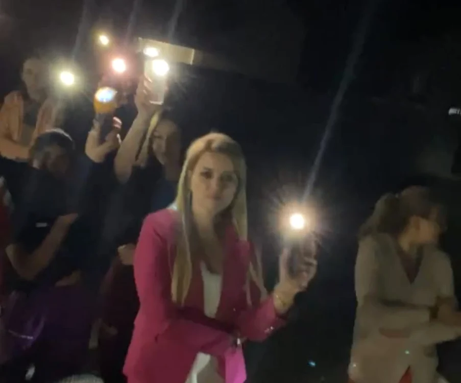 Localnicii din cartierul Preajba Nouă au protestat la lumina telefoanelor Foto: captură Facebook