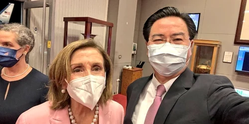 Nancy Pelosi întâmpinată la Taipei de ministrul de Externe din Taiwan FOTO Profimedia 