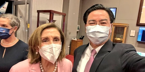Nancy Pelosi întâmpinată la Taipei de ministrul de Externe din Taiwan FOTO Profimedia 