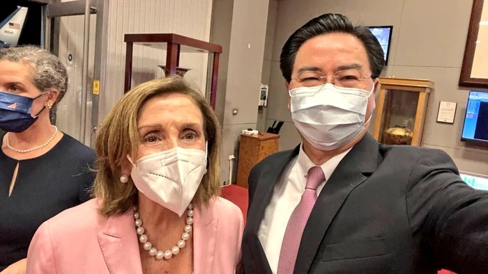 Nancy Pelosi întâmpinată la Taipei de ministrul de Externe din Taiwan FOTO Profimedia